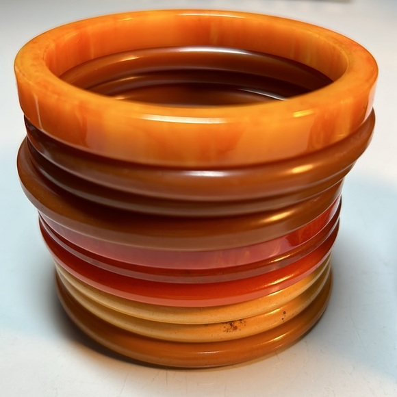 Box full of Vintage Bakelite Jewelry - Picture 2 of 15